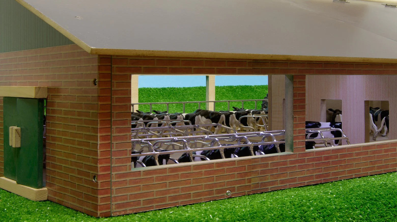 Cattle Shed With Milking Parlour 1:32