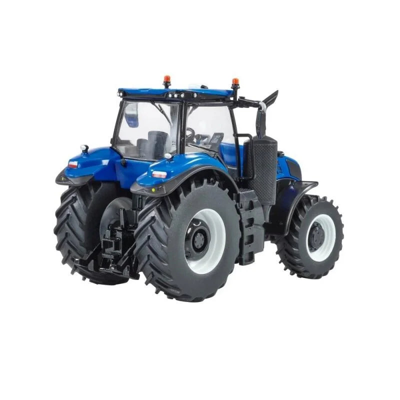 Britains 1:32 New Holland T8 Genises