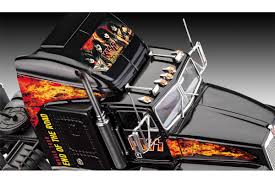 KISS Tour Truck Gift Set 1:32 Scale Kit