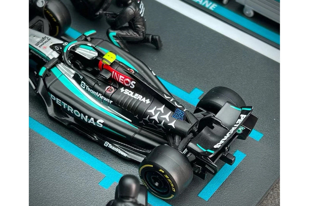 Bburago Mercedes AMG F1W15 Russell & Pit Crew 1:43 Scale Model