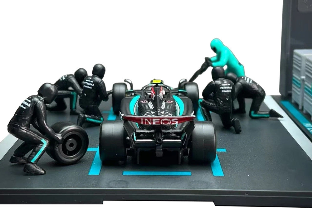 Bburago Mercedes AMG F1W15 Russell & Pit Crew 1:43 Scale Model