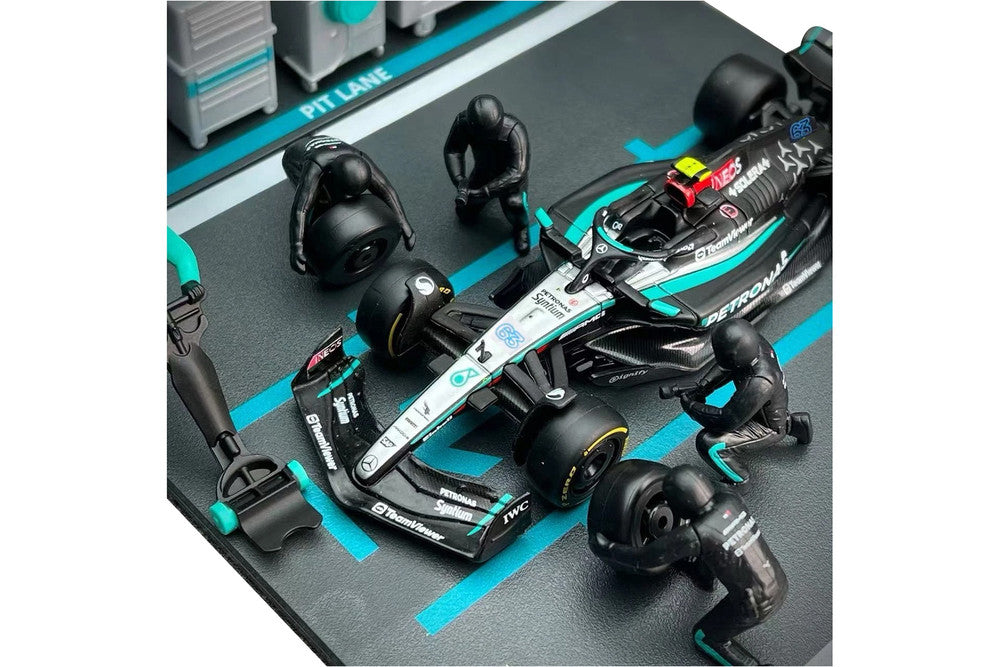 Bburago Mercedes AMG F1W15 Russell & Pit Crew 1:43 Scale Model