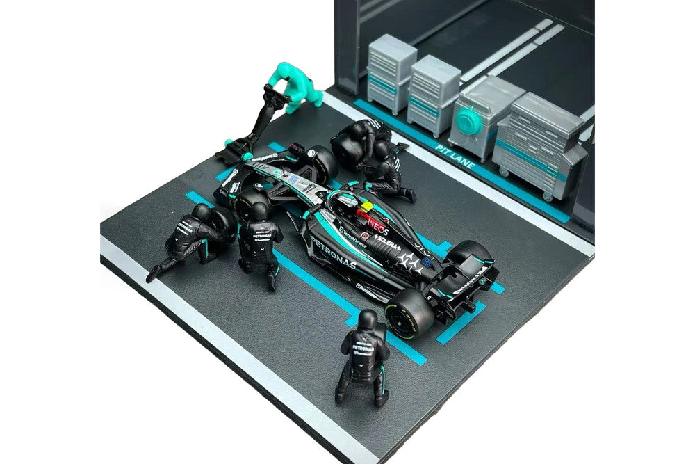 Bburago Mercedes AMG F1W15 Russell & Pit Crew 1:43 Scale Model