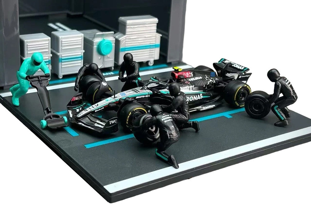 Bburago Mercedes AMG F1W15 Russell & Pit Crew 1:43 Scale Model