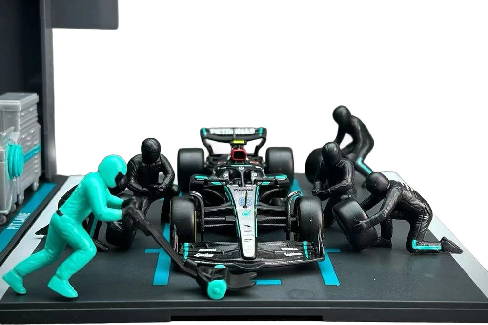 Bburago Mercedes AMG F1W15 Russell & Pit Crew 1:43 Scale Model