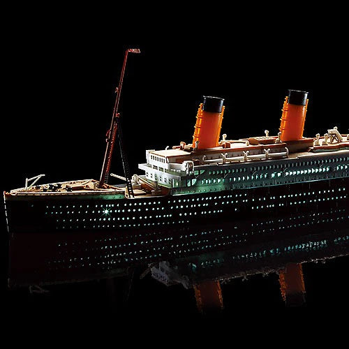Acadamy Titanic + LED set 1:700 scale model kit