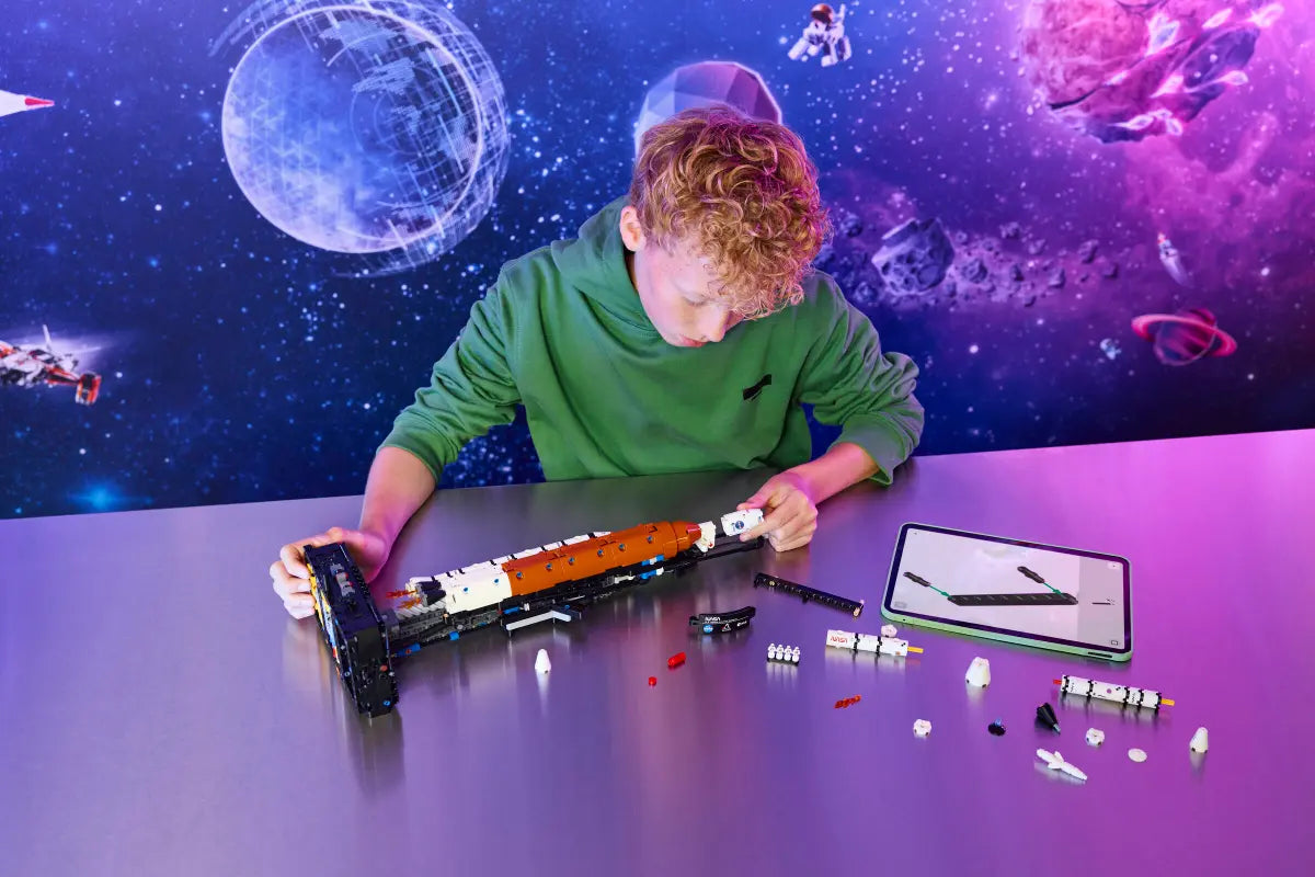 Lego 42221 NASA Artemis Space Launch System Rocket