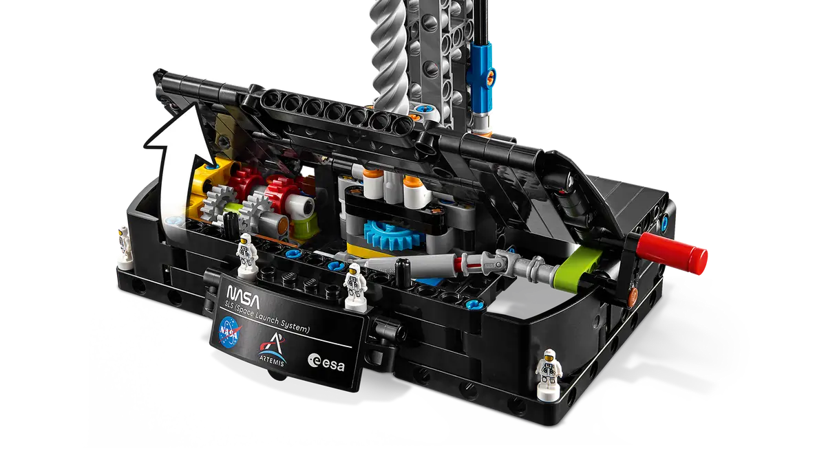 Lego 42221 NASA Artemis Space Launch System Rocket