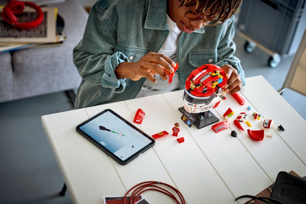 LEGO Editions 43014 Scuderia Ferrari HP Charles Leclerc Helmet Set