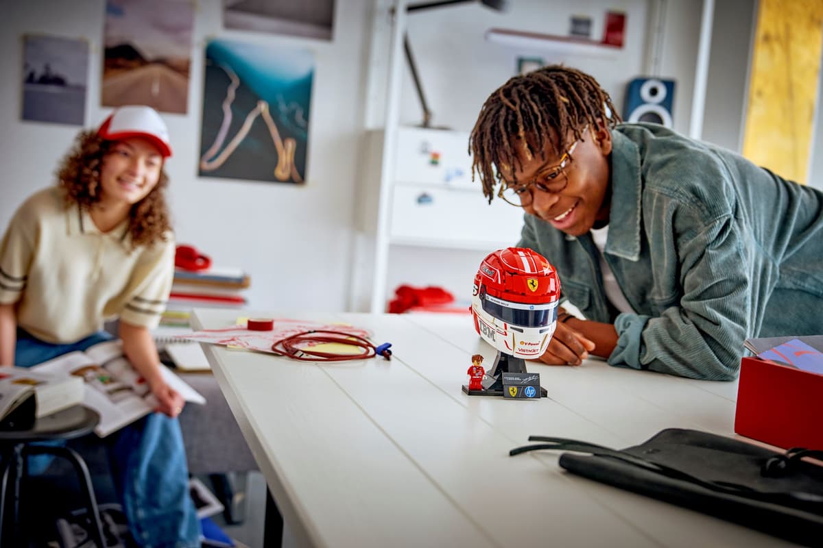 LEGO Editions 43014 Scuderia Ferrari HP Charles Leclerc Helmet Set