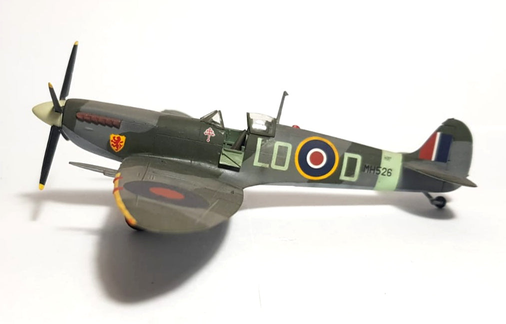 Italeri Submarine Spitfire MK9 Fighter