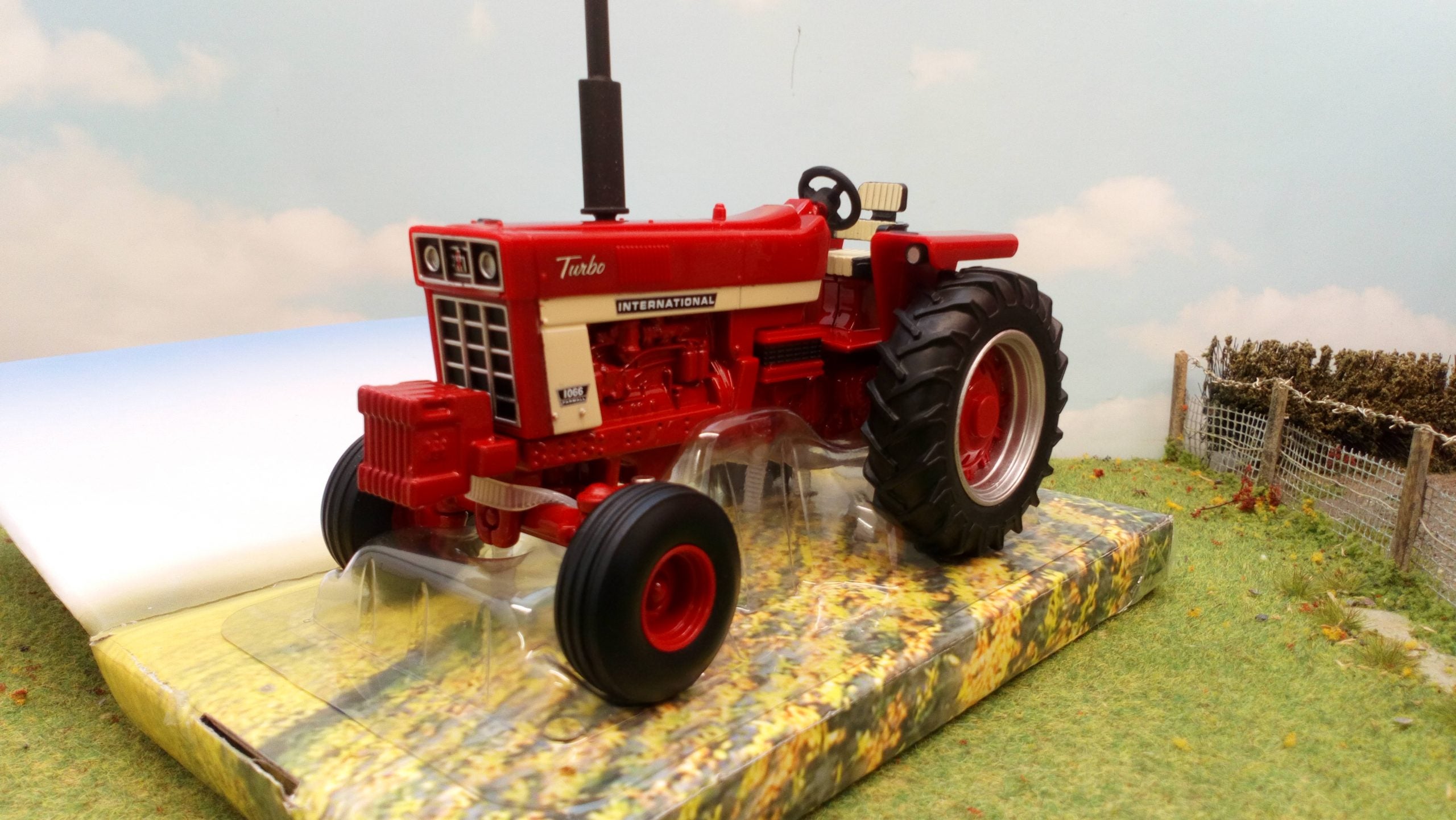 Britains 1:32 International Harvester Farmall 1066