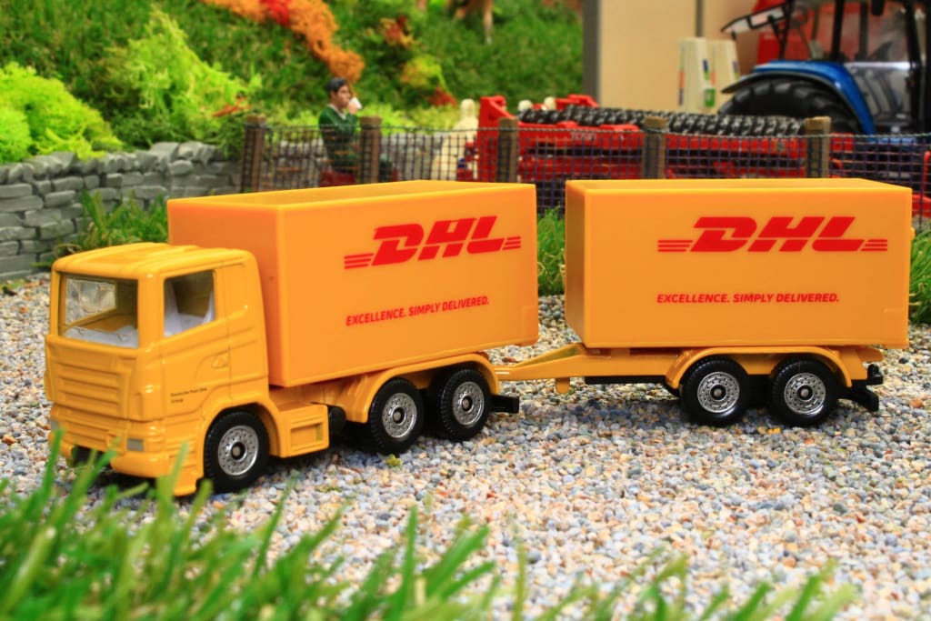 Siku 1:87 DHL Truck With Trailer