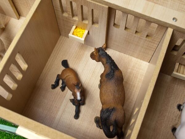 Horse Stable 1:24