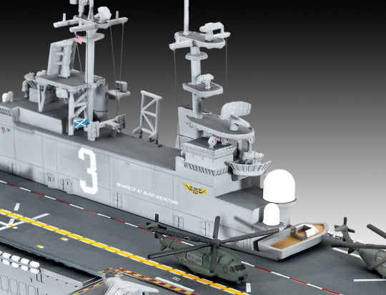 US Navy Assault Carrier WASP C 1:700 Scale Kit