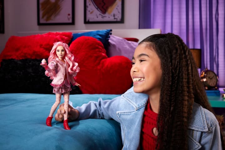 Disney Descendants 4: The Rise Of Red Fashion Doll & Accessory - Bridget, Young Queen Of Hearts