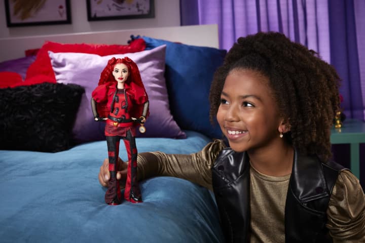 Disney Descendants 4: The Rise Of Red Fashion Doll & Accessory, Red, Daughter Of Queen Of Hearts