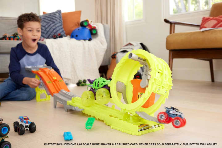 Hot Wheels Monster Trucks Power Smashers Charge & Chase Challenge Track Set