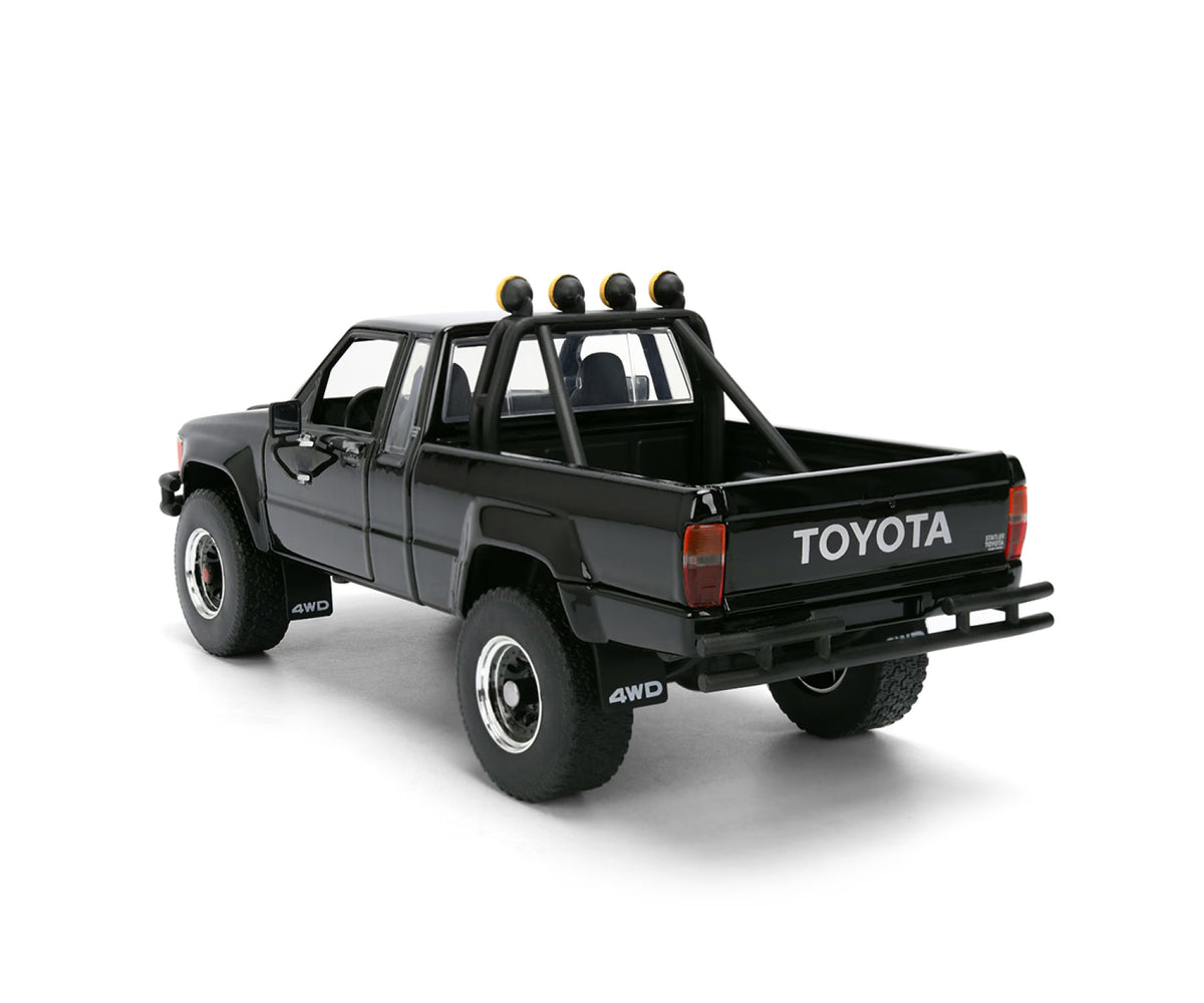 BTTF Martys Skateboard & 1985 Toyota Pickup 1:24