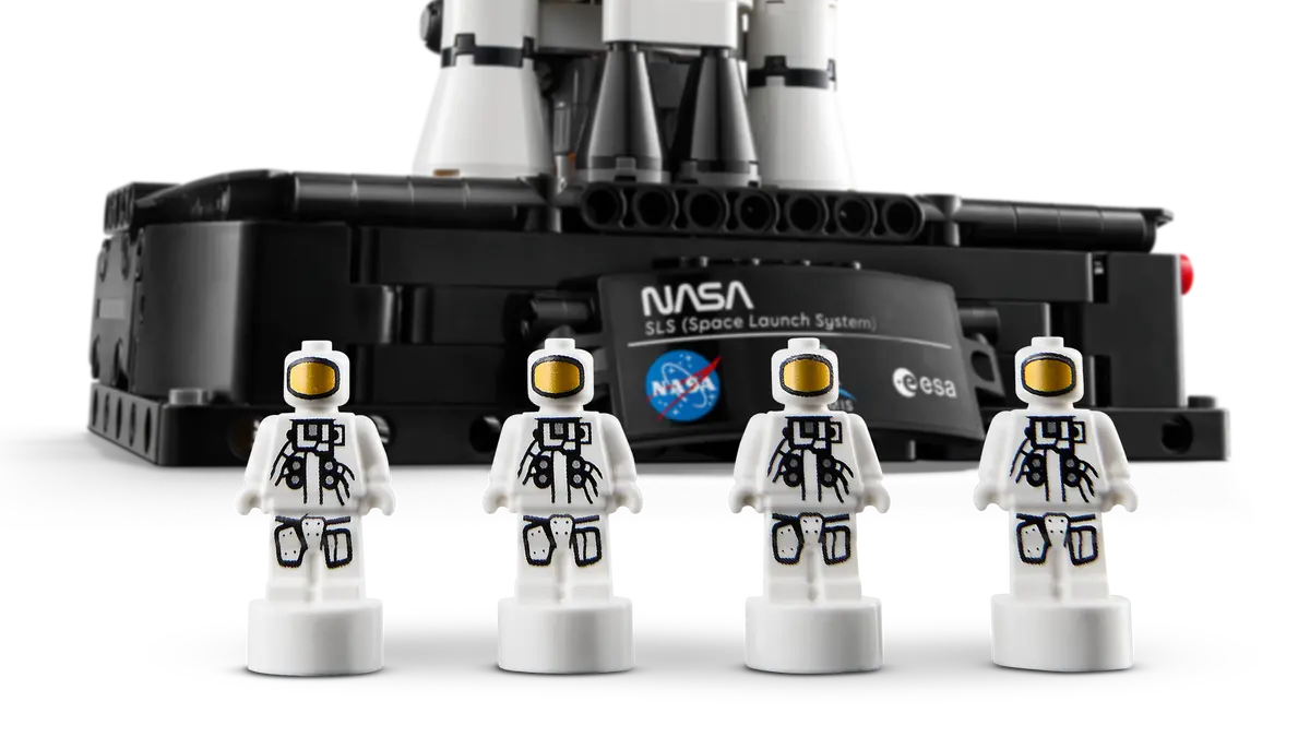 Lego 42221 NASA Artemis Space Launch System Rocket