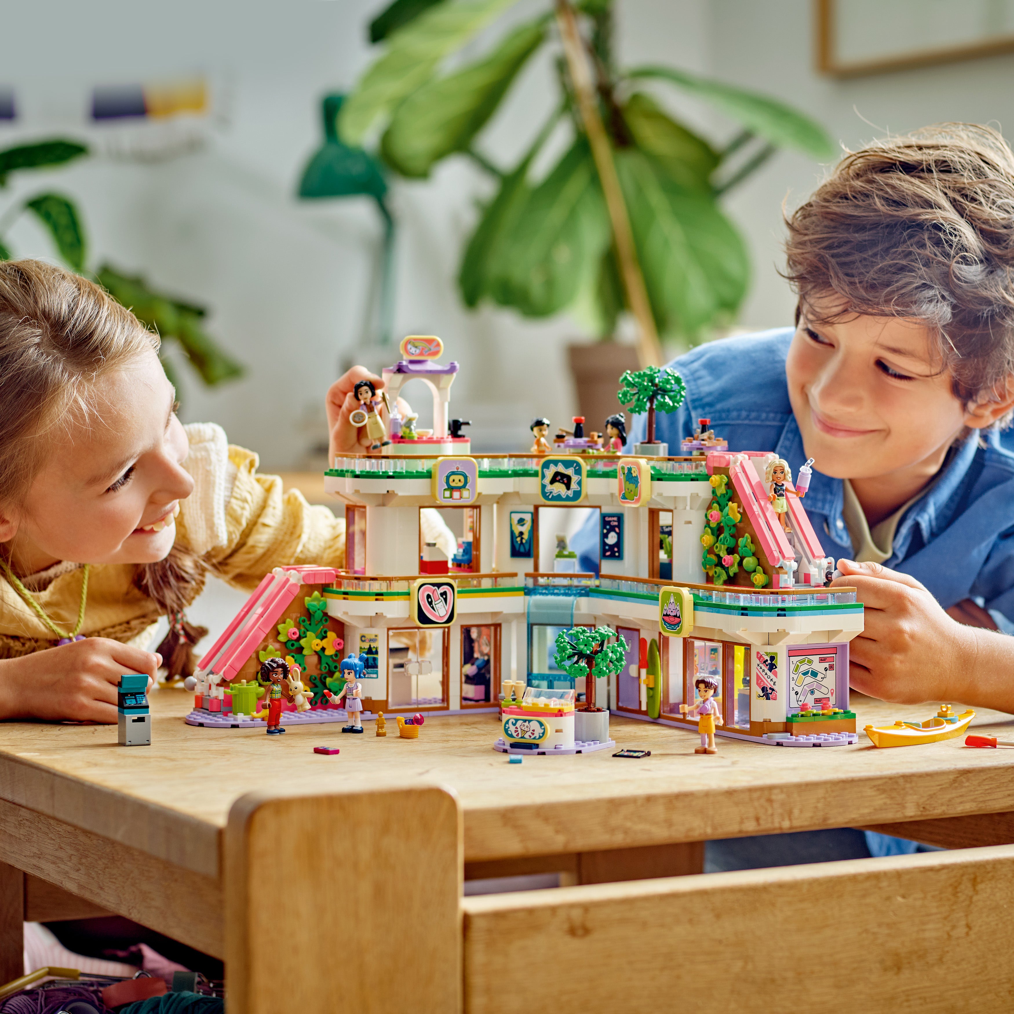 Lego 42604 Heartlake City Shopping Mall