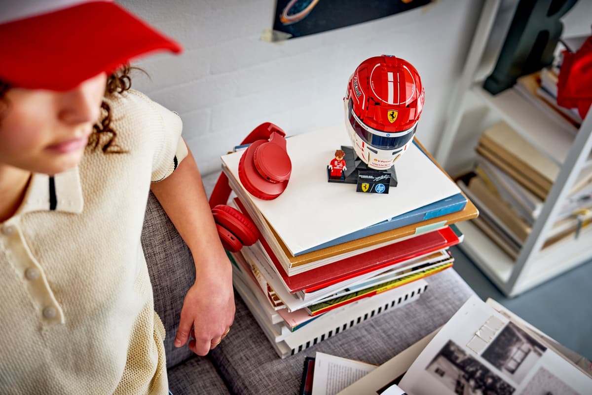 LEGO Editions 43014 Scuderia Ferrari HP Charles Leclerc Helmet Set