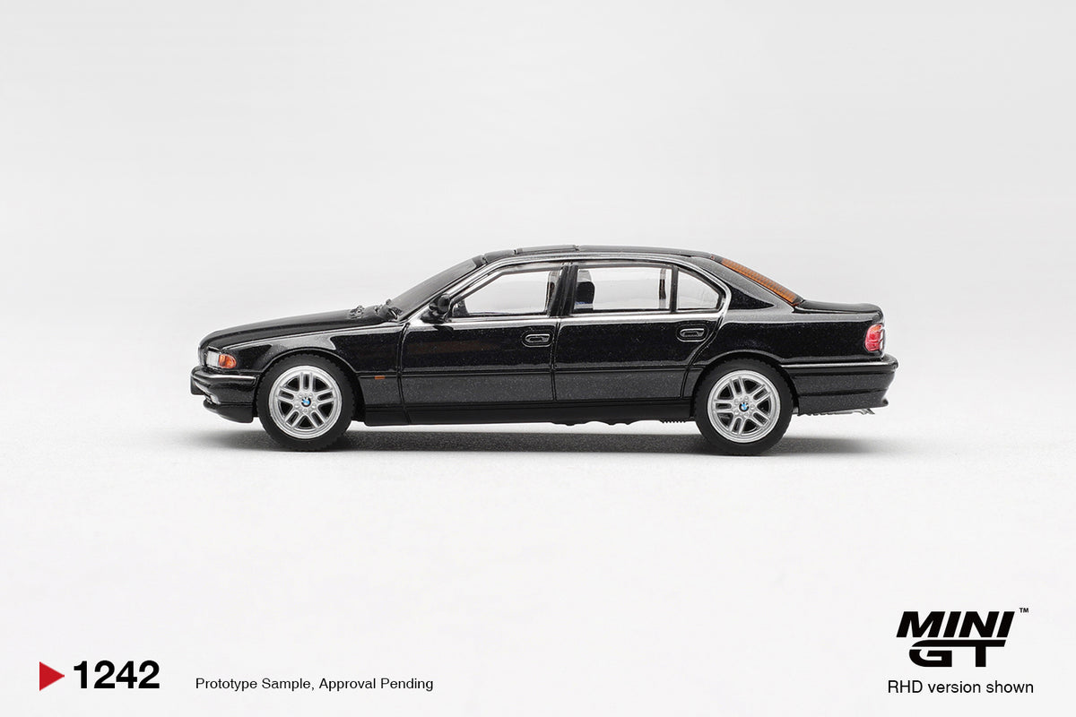 Mini GT BMW 750iL Black Saphire 1:64 Die Cast