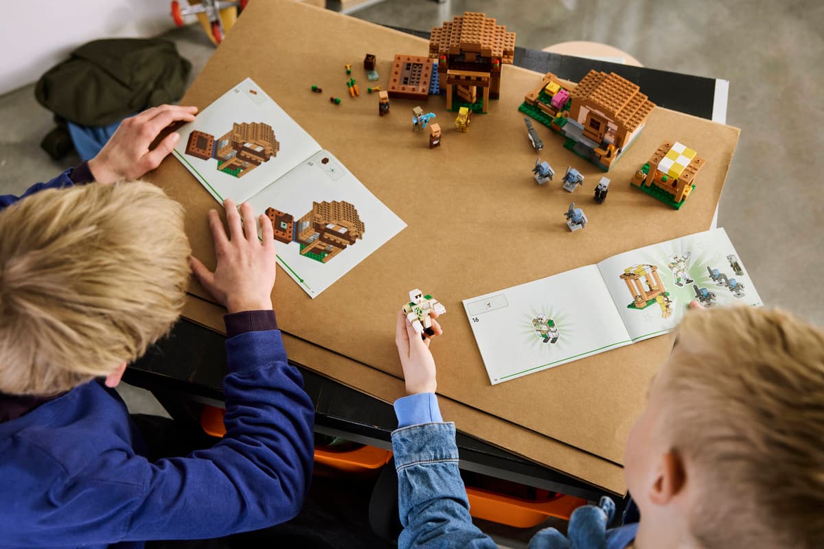 Lego 21596 Evoker Village Attack