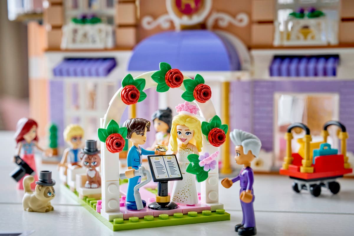 Lego 42704 Heartlake City Grand Hot