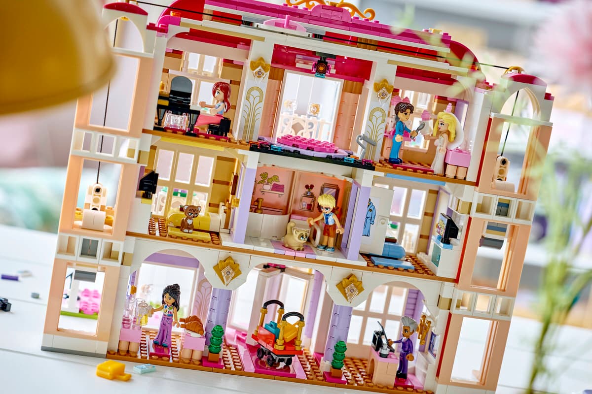 Lego 42704 Heartlake City Grand Hot