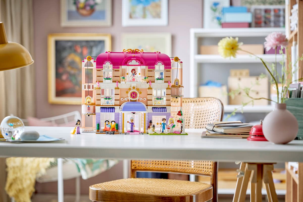 Lego 42704 Heartlake City Grand Hot