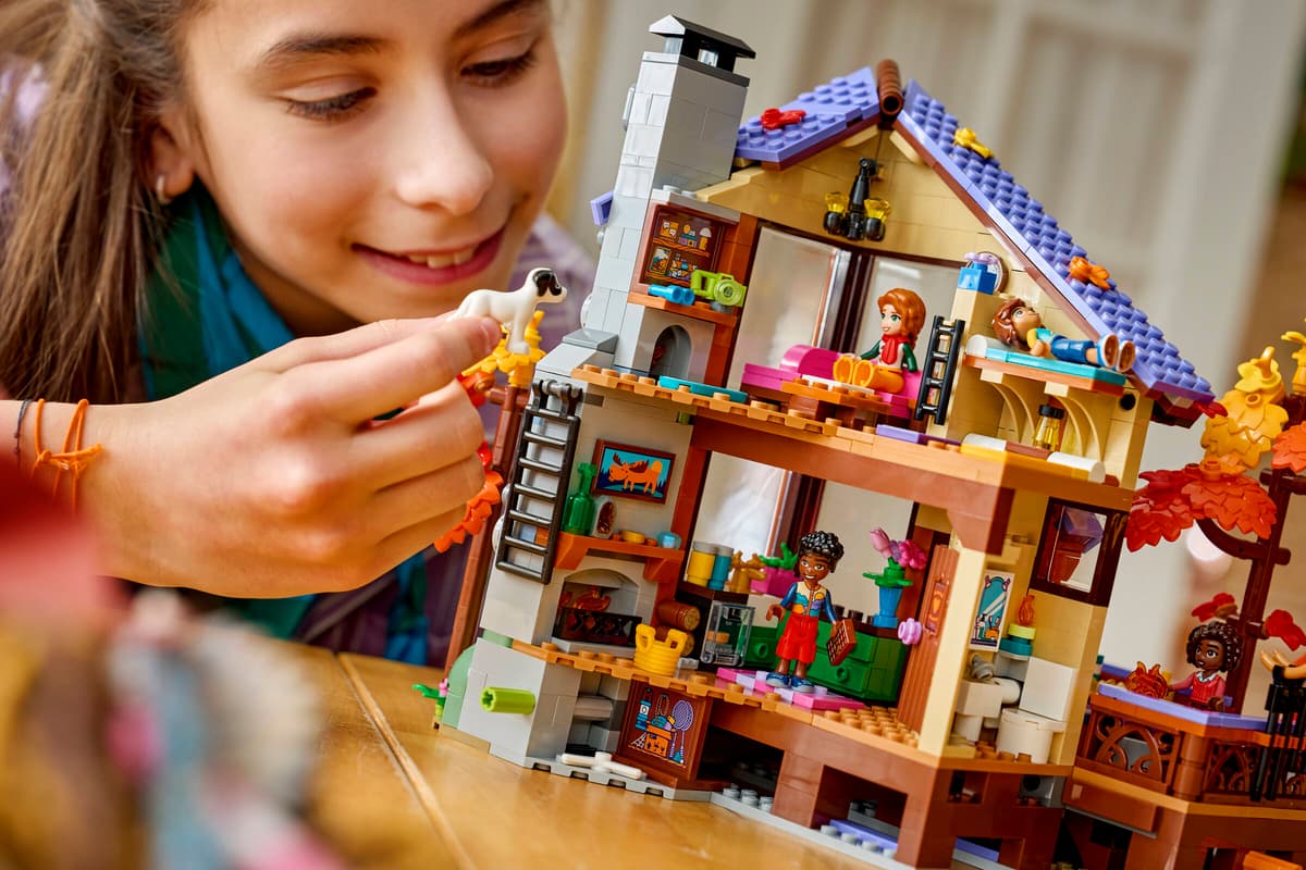 Lego 42705 Cozy Fall Forest Cabin
